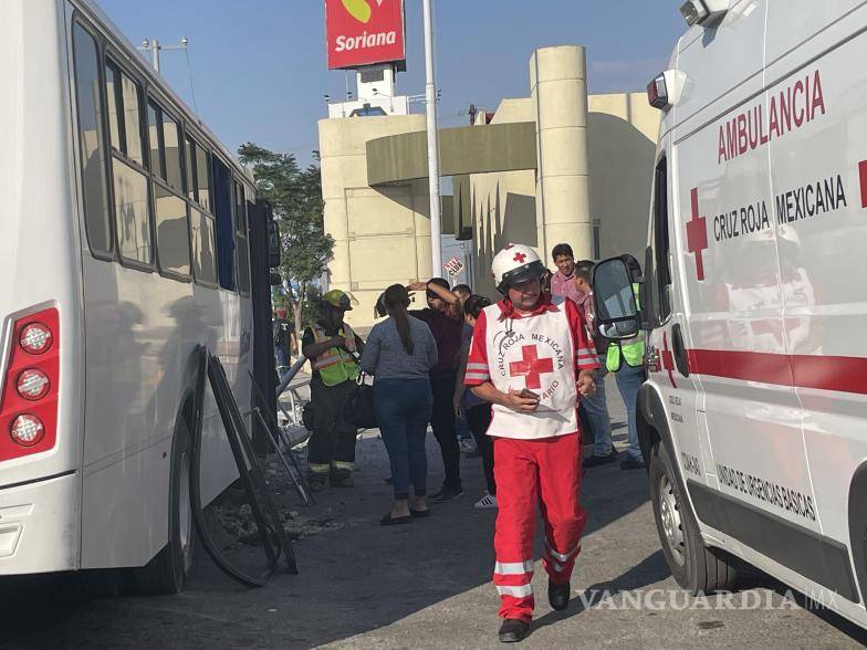 $!Accidente de autobús de transporte de personal deja 10 heridos en Saltillo