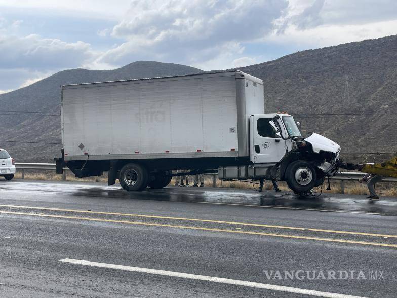 $!Elementos de la Guardia Nacional abanderaron la vía para evitar un segundo percance mientras se atendía la emergencia.