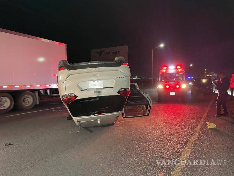 $!A pesar de los severos golpes sufridos por los tripulantes, los tres lesionados ingresaron por su propio pie a la ambulancia para ser valorados y posteriormente rechazaron ser trasladados a una institución médica.