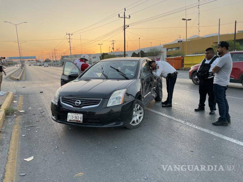 $!En plena vialidad, quedó uno de los vehículos involucrados, a la espera de que se realizaran los traslados correspondientes.