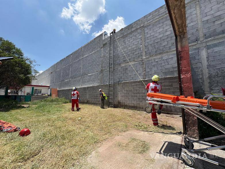 $!Se tuvo que bajar al joven que estaba inconsciente y con quemaduras de segundo y tercer grado.