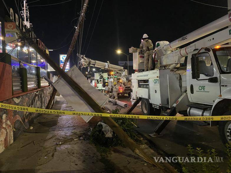 $!El accidente provocó apagón en la colonia Virreyes y afectó comercios cercanos.