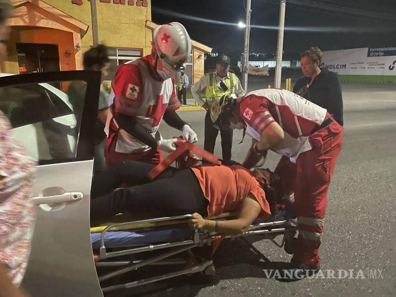 $!Tras el impacto, la mujer fue trasladada por paramédicos de la Cruz Roja para que recibiera atención médica.
