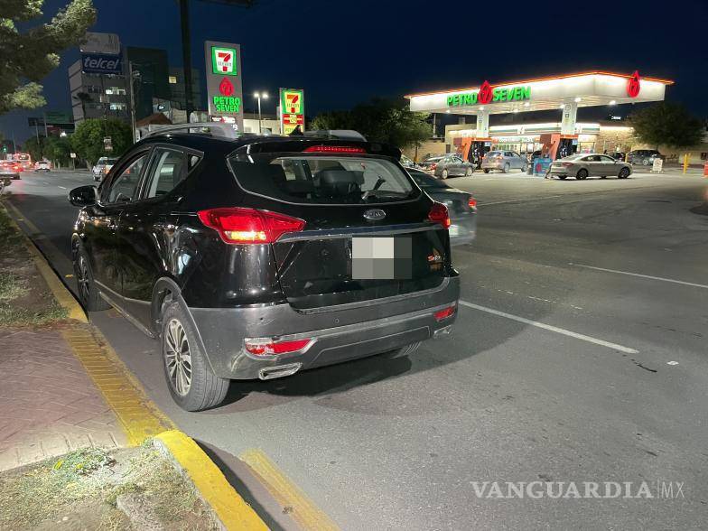 $!El accidente ocurrió en el cruce de los bulevares Venustiano Carranza y Galerías, al norte de Saltillo.