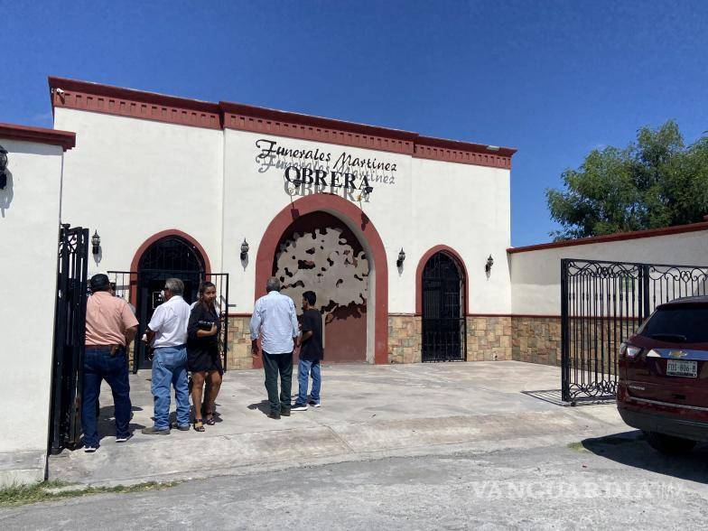 $!Familiares y amigos se despiden de Antonio Gaytán San Miguel en la Funeraria Martínez de la colonia Obrera, donde fue velado.