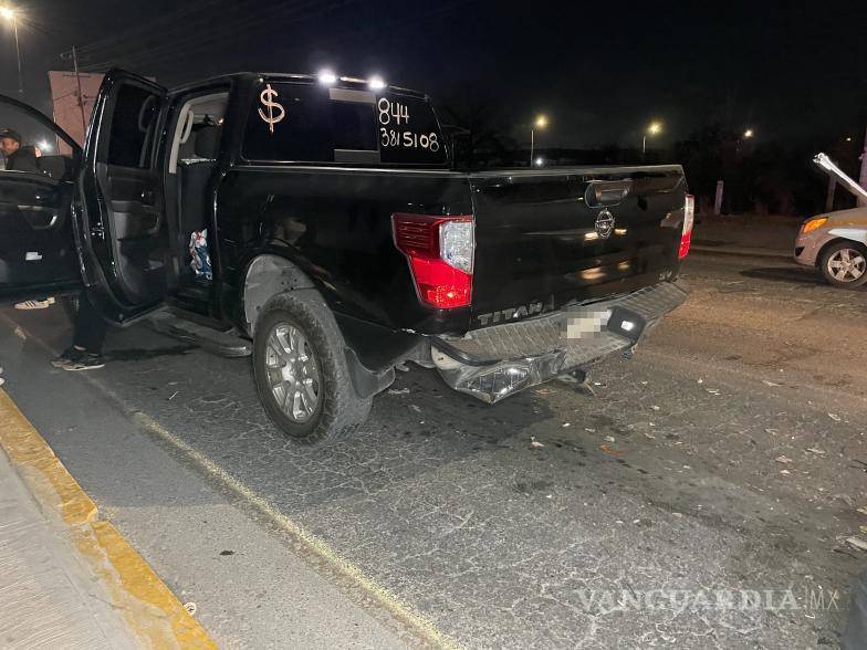 $!Una Nissan Titan fue proyectada contra un taxi tras el fuerte choque ocurrido en los bulevares Fundadores y Colosio.