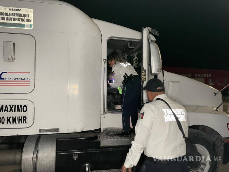 $!Elementos policiacos salvaron la vida del hombre.