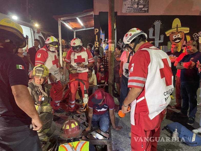 $!El joven Jorge recibió aliento y apoyo de los paramédicos de Cruz Roja mientras se coordinaba el esfuerzo de rescate.