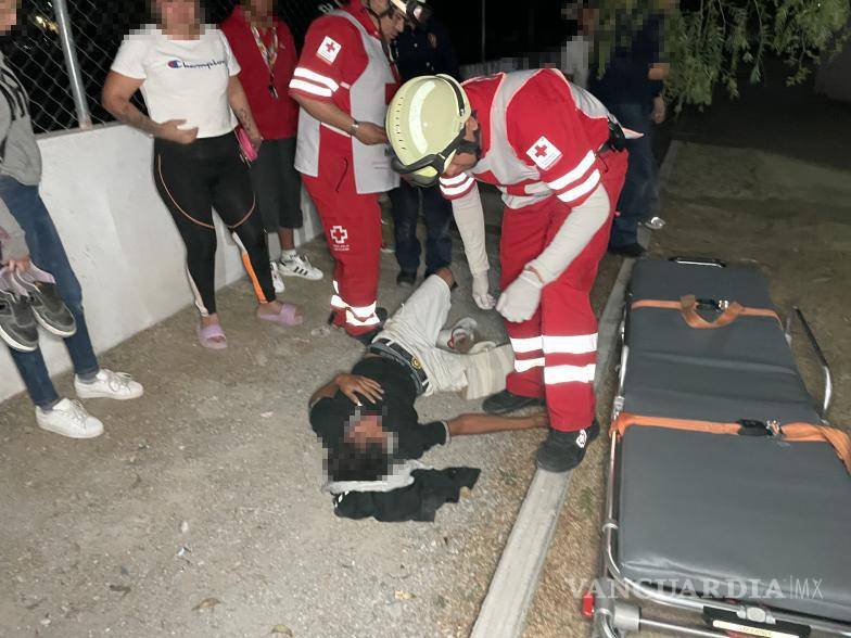 $!Paramédicos de Cruz Roja brindaron atención inmediata al menor agredido con un machete.