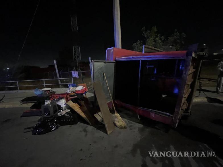 $!El puesto de gorditas quedó volcado y, obstruyendo la vialidad al igual que el taxi