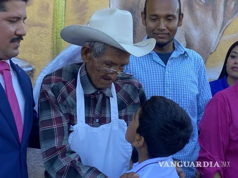 $!A sus 102 años de edad, “El Tío” aún recorre las calles de Monclova venciendo sus yukis, que lo han hecho famoso en la Región Centro de Coahuila.