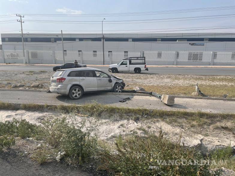 $!Destrozos en una luminaria fueron provocados durante el percance.
