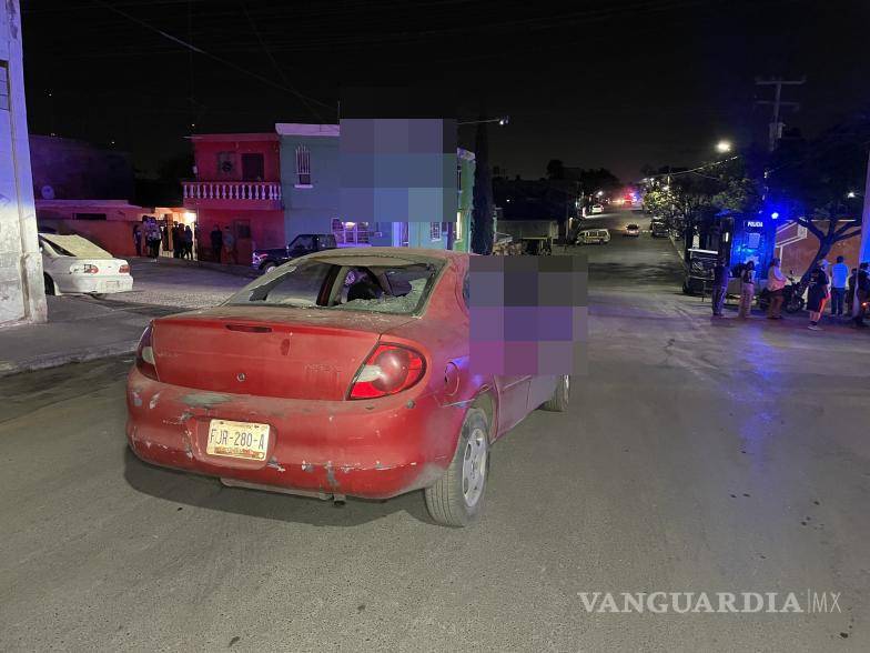 $!Vehículos estacionados resultaron con cristales rotos durante el enfrentamiento en la calle Constitución.