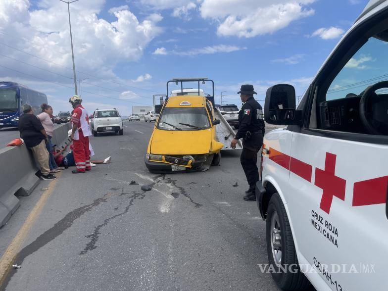$!El aparatoso accidente movilizó a paramédicos de Cruz Roja hasta el periférico Luis Echeverría.