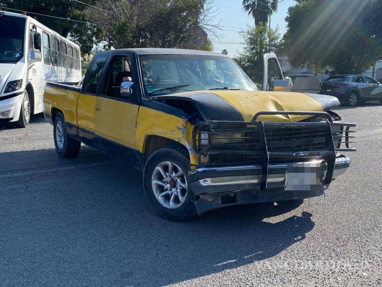 $!La camioneta terminó impactando el costado izquierdo del camión tras intentar evitar el choque.