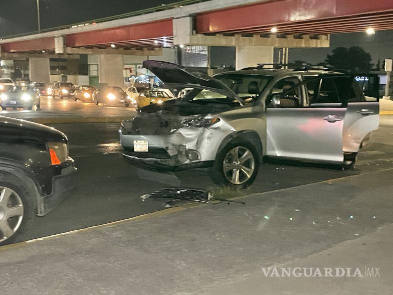 $!El choque fue bajo el puente vehicular del Periférico Luis Echeverría Álvarez y Fragua.