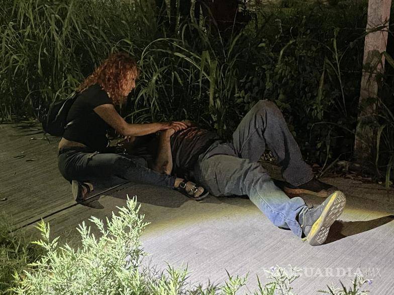 $!Vecinos llamaron al 911 para que evaluaran al conductor y a su pareja.