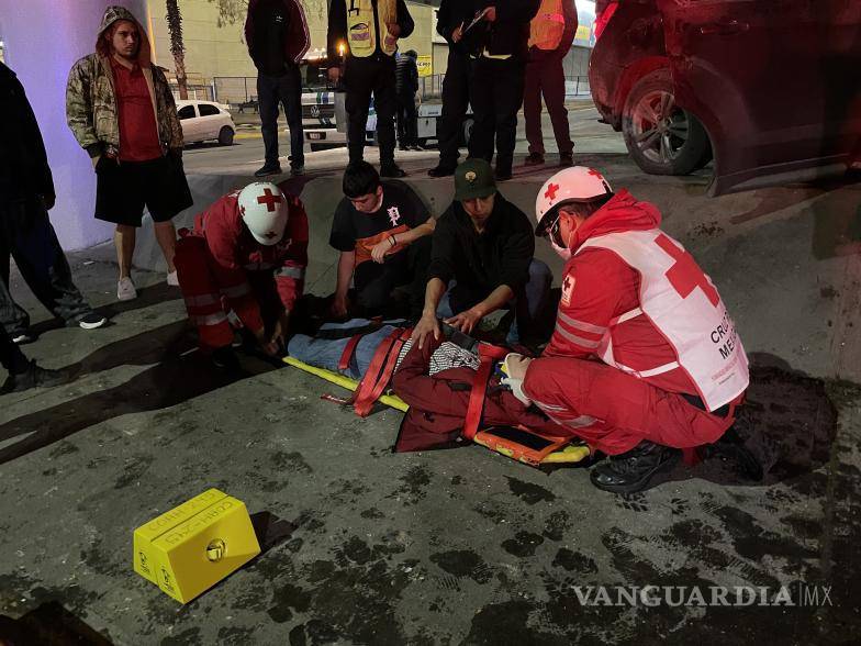$!Paramédicos de Cruz Roja brindaron atención al joven conductor y lo trasladaron a un hospital para recibir tratamiento médico.