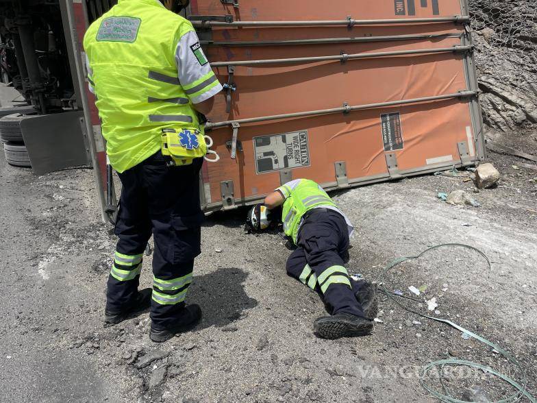 $!El segundo tráiler volcó tras chocar contra un talud al salir de un túnel, lo que provocó la muerte del conductor en el kilómetro 231.
