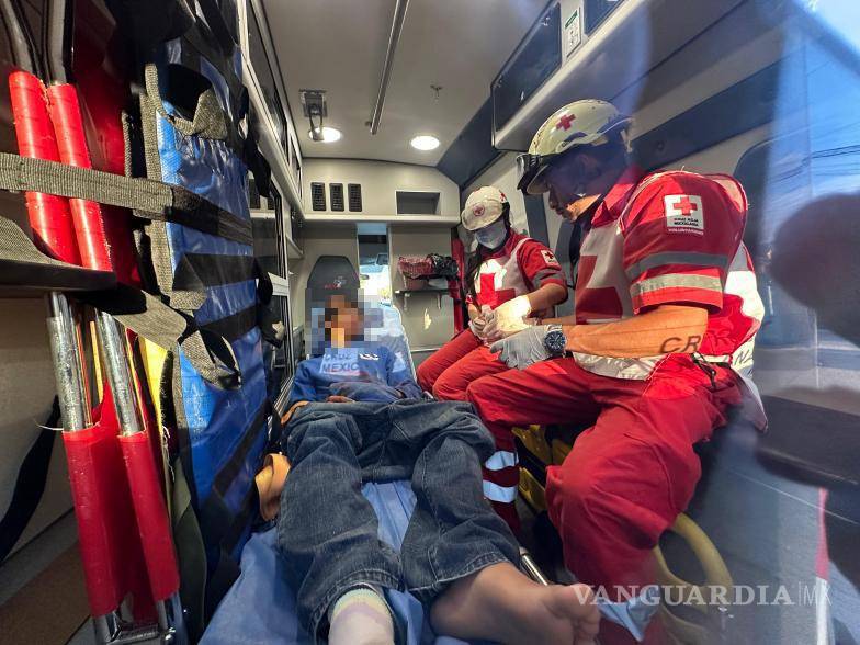 $!Paramédicos de la Cruz Roja trasladaron a José Ángel N. al Hospital General de Saltillo para recibir tratamiento médico.
