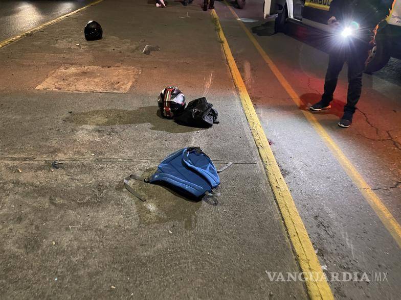 $!La moto subió al camellón continuó con circulación rápida y fue a pegar contra un poste de alumbrado público.