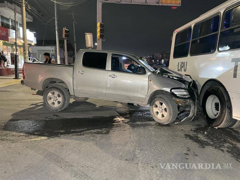 $!Después del choque contra el camión de personal, el presunto responsable intentó escapar corriendo, pero fue alcanzado metros adelante por el afectado del primer accidente.