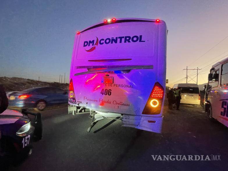 $!El accidente ocurrió durante las primeras horas de este miércoles, cuando los camiones se dirigían al parque industrial Santa María.