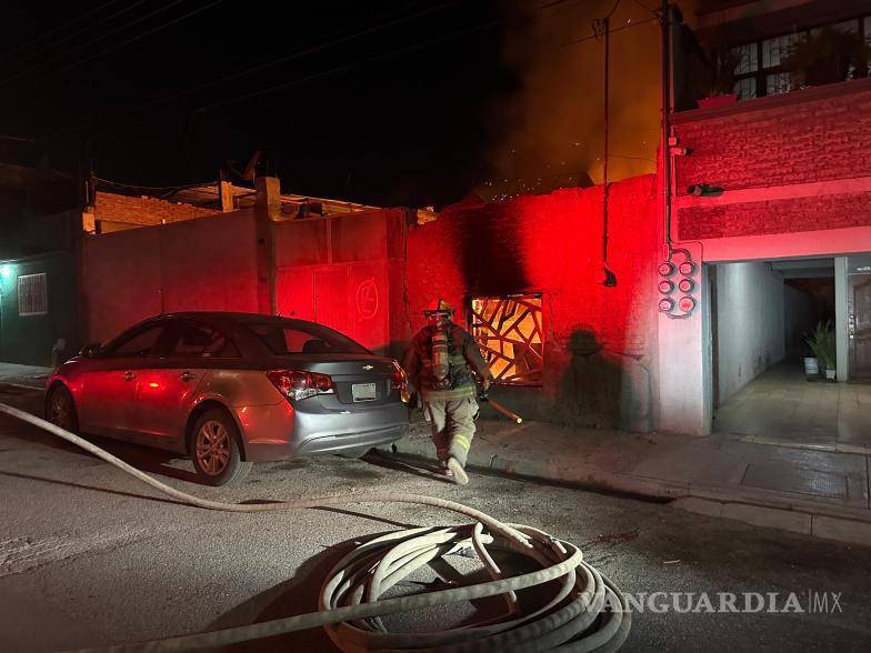 $!Un camión cisterna y una pipa de bomberos fuerón desplegados para combatir el incendio y evitar su propagación a estructuras vecinas.