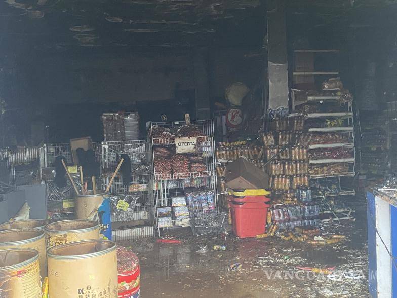 $!Las llamas destruyeron el interior de la “Central de Dulces”, en la colonia Lourdes.