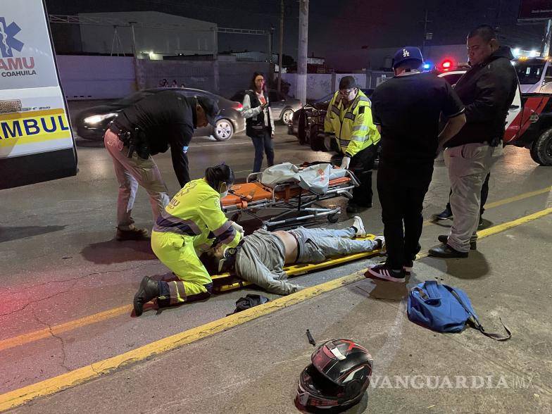 $!El impacto causó que el acompañante terminara tendido sobre el cordón cuneta.