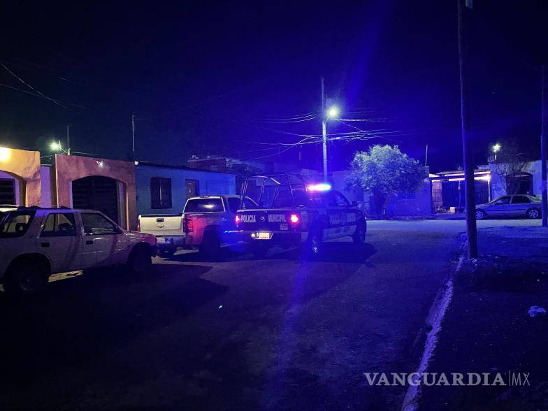 $!Con el fin de preservar la escena del crimen, los agentes de la policía municipal acordonaron el área y solicitaron la intervención de los peritos de la Fiscalía General del Estado.