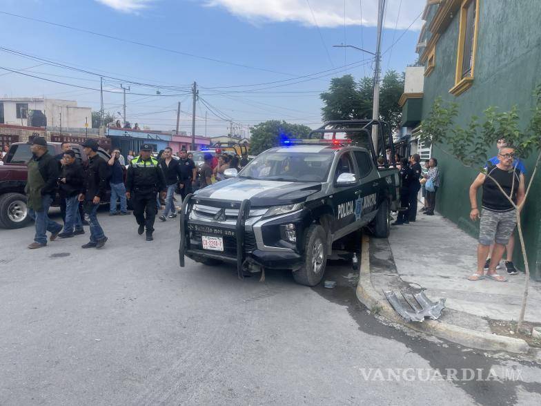 $!Elementos de seguridad resguardaron al policía señalado como responsable mientras habitantes intentaban impedir su traslado.
