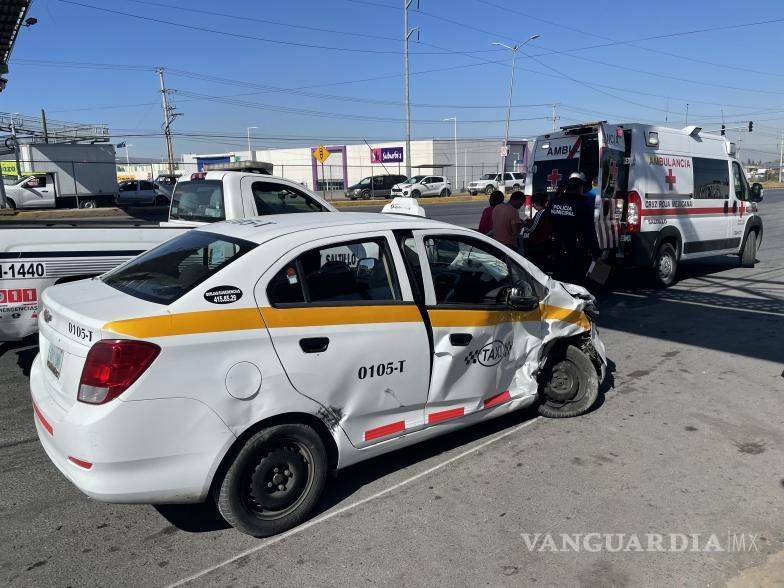 $!El vehículo le quitó derecho de paso a una camioneta Ford Lobo que circulaba de sur a norte.
