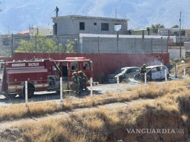 $!El reporte movilizó a elementos de Bomberos, quienes acudieron al lugar tras recibir el aviso de fuego en una unidad.