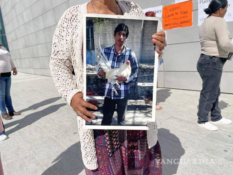 $!Familiares de Nicolás Silva exigieron justicia a las afueras del Centro de Justicia Penal.