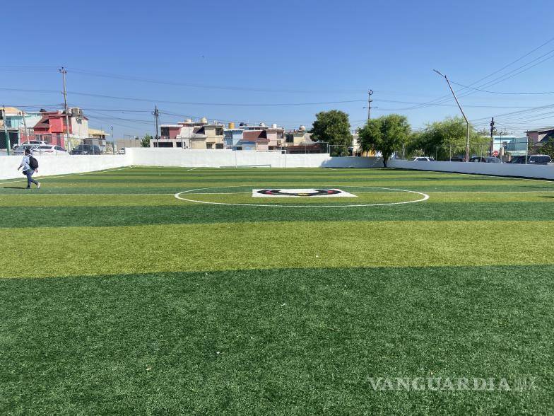 $!Así luce la cancha de pasto sintético en la colonia Praderas del Sur.