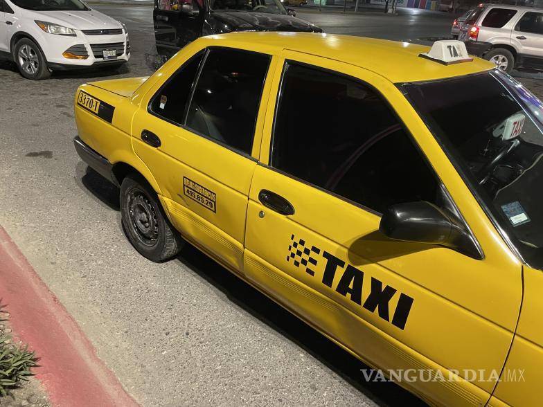 $!Elementos de Tránsito Municipal detuvieron al taxista para deslindar responsabilidades por el accidente.