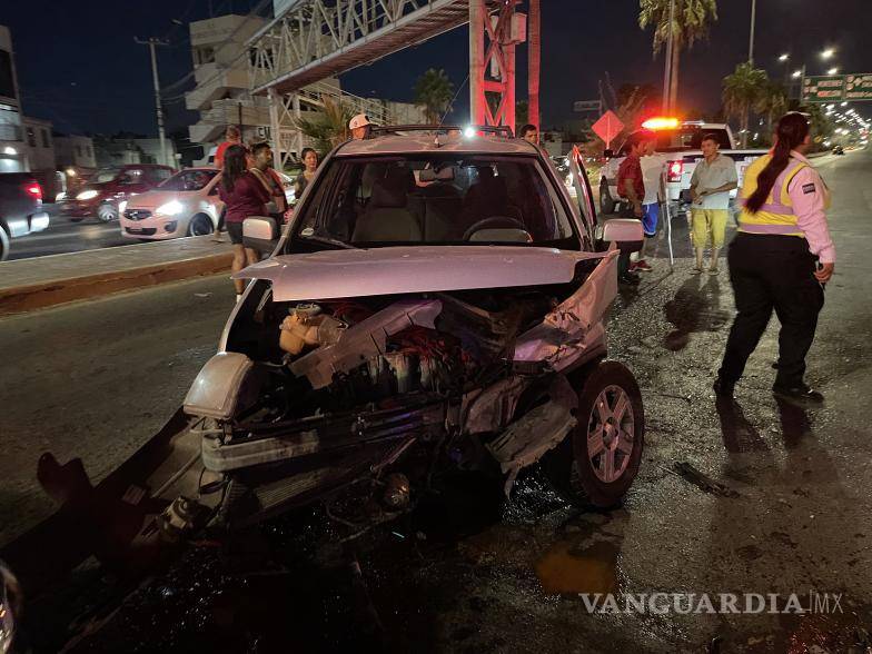 $!La camioneta, que estaba siendo conducida por una mujer, dio un giro y terminó en sentido contrario a la circulación.