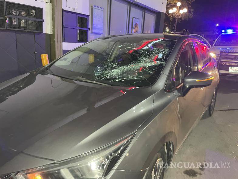 $!El conductor del Nissan Versa fue detenido por las autoridades y puesto a disposición del Ministerio Público por el delito de lesiones.