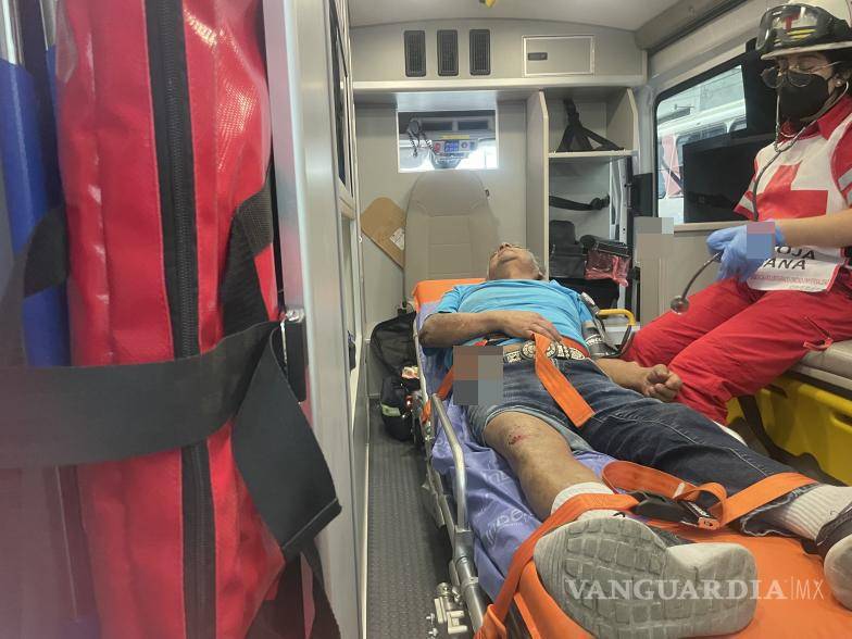 $!El adulto mayor presentó una herida en el hombro derecho tras el atropello y fue trasladado al ISSSTE para su atención.