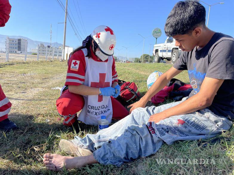 $!Paramédicos de la Cruz Roja atendieron al joven motociclista en el lugar.