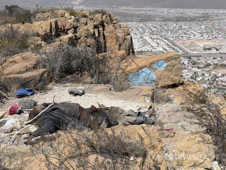 $!El cadáver, que presentaba un avanzado estado de descomposición, fue descendido con cuerdas y canastilla para posteriormente ser trasladado al Semefo, donde se determinarán las causas del fallecimiento.