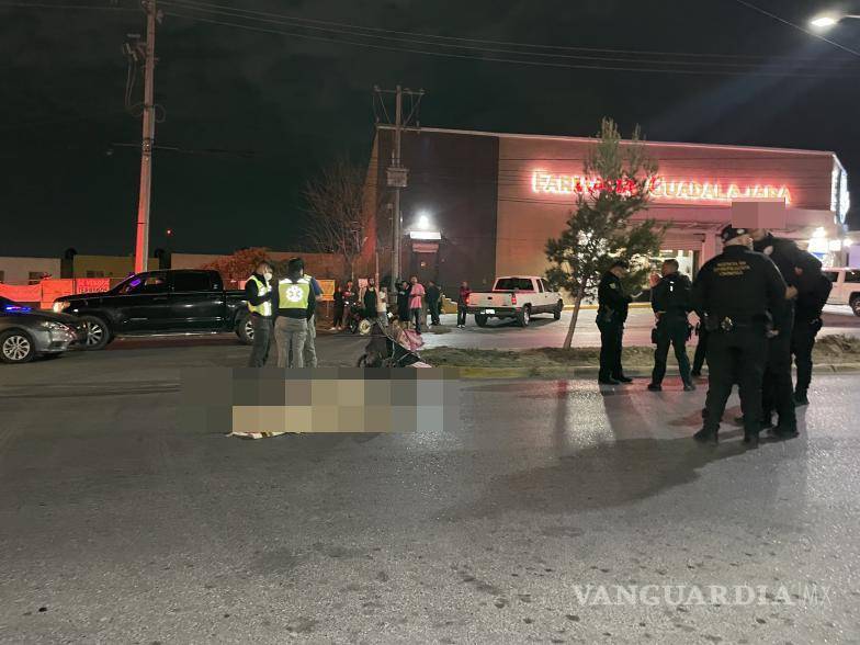 $!Elementos de la AIC recabaron videos de cámaras de seguridad para identificar la unidad involucrada en el atropellamiento.