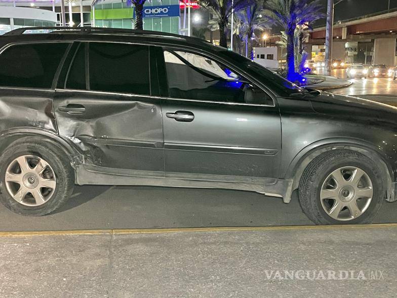 $!El vehículo marca Volvo supuestamente venía a exceso de velocidad al impactarse con la camioneta Toyota.