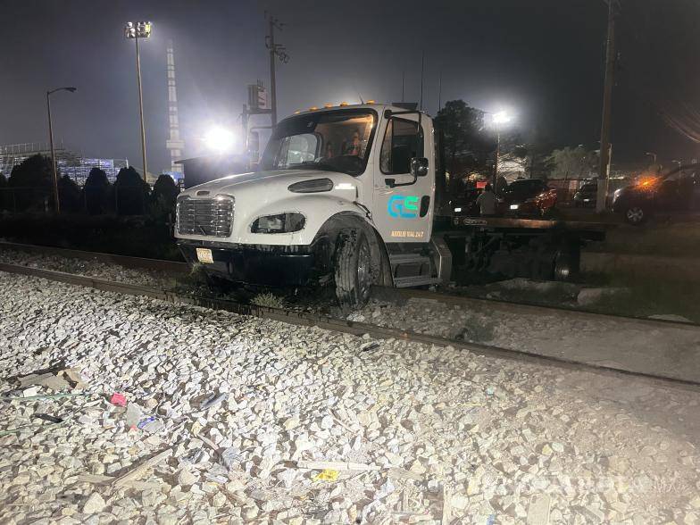 $!El derrame de diésel se registró presuntamente por una falla mecánica en un camión de la empresa de mensajería Potosinos, lo que derivó en condiciones de alto riesgo para los conductores que circulaban por la zona.