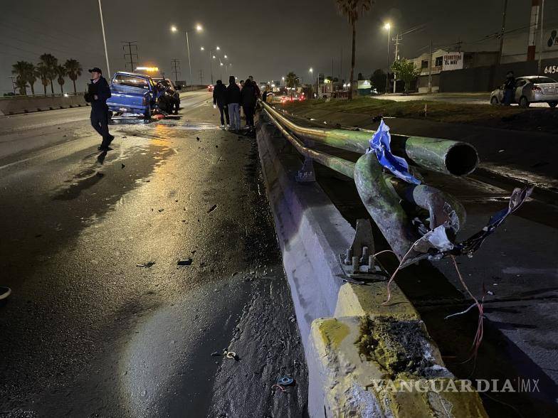 $!El accidente ocurrió alrededor de las 03:30 horas en la vía de poniente a oriente, cerca del puente de Zaragoza