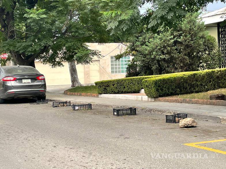 $!A pesar de estar prohibido, objetos como cajas siguen siendo utilizados para reservar espacios de estacionamiento.