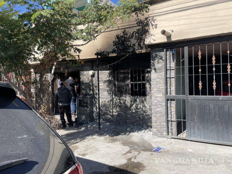 $!Bomberos de la Estación Poniente atendieron a cuatro integrantes de una familia tras un incendio en la colonia Guayulera.