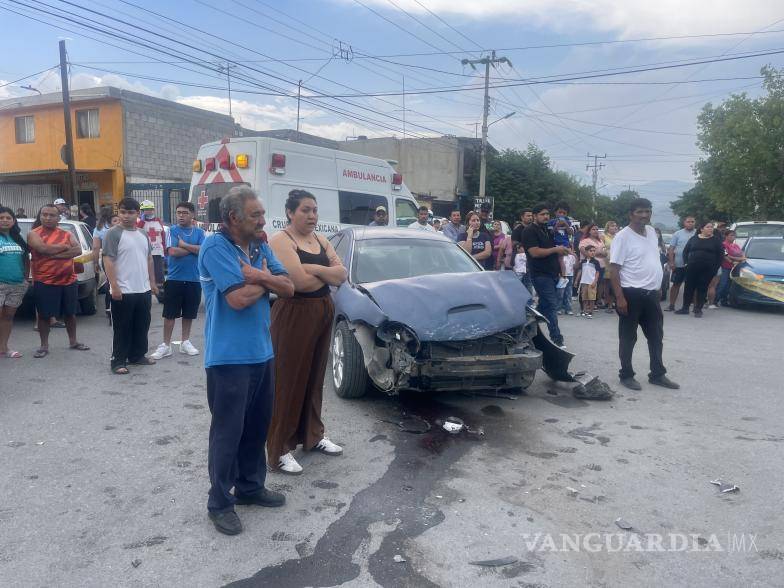 $!Paramédicos de Cruz Roja acudieron al sitio para atender a las víctimas del accidente registrado en la colonia Asturias.