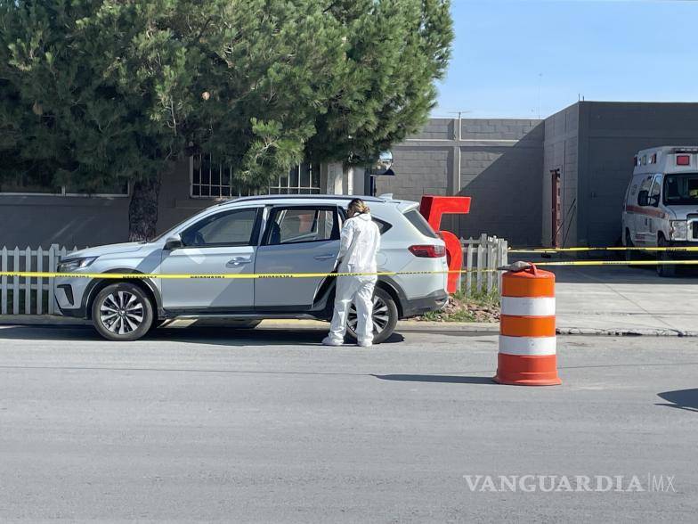 $!La camioneta Honda BR-V en la que fue llevada la mujer arribó de emergencia a las instalaciones de Bomberos de Derramadero, donde se solicitó apoyo médico ante su estado crítico.